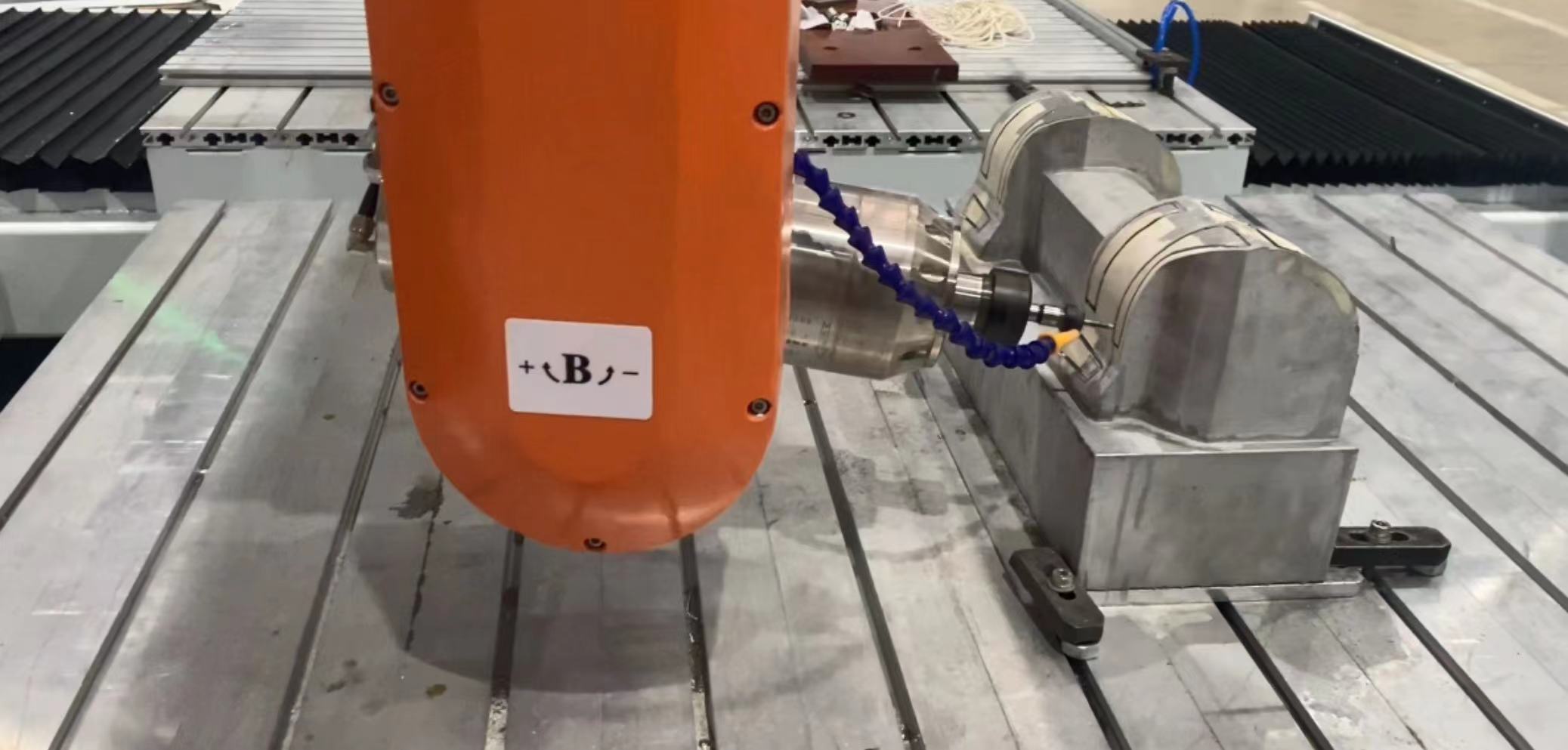 18アルミ金型加工用5軸CNCマシニングセンター。