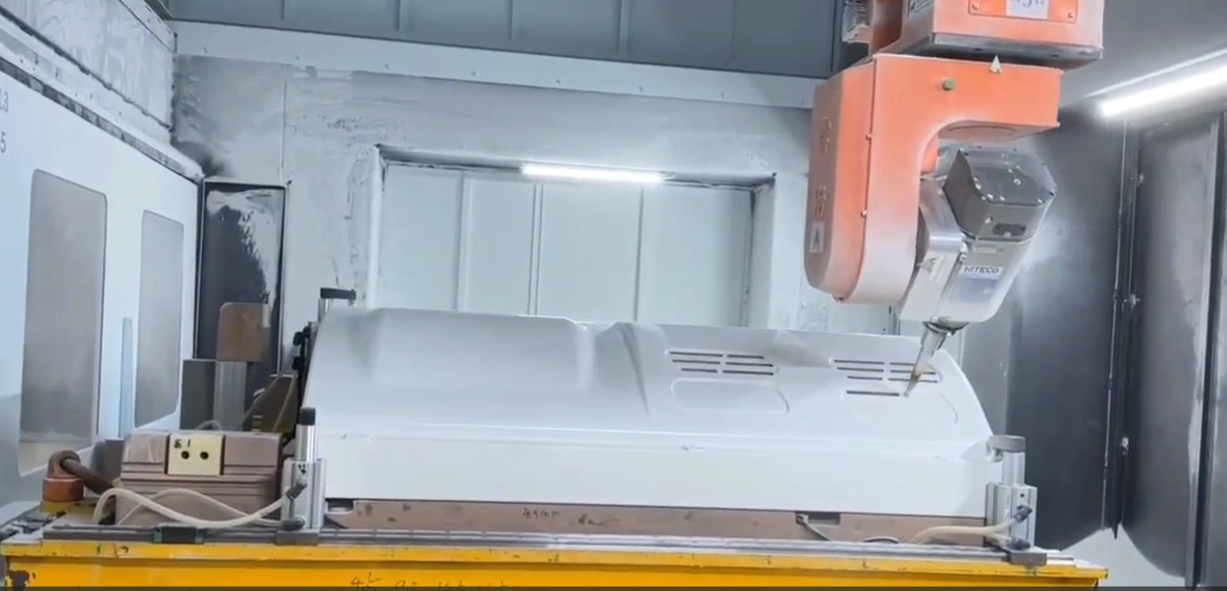 ガラス繊維の切断と穴あけ