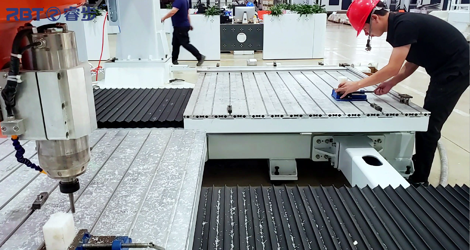 ツインテーブル付き5軸CNCマシン